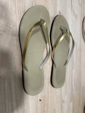 Havaianas Women's Gold Metallic Flip Flops - Neutral Footbed size 10 -new